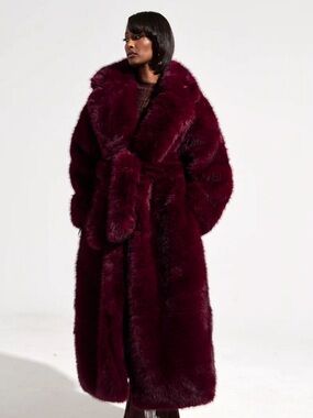 AKIRA DAYANNE FAUX FUR TRENCH IN WINE
So this coat is brand new! and the color
